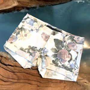 🍋🍋Tinseltown Floral Shorts 🤩